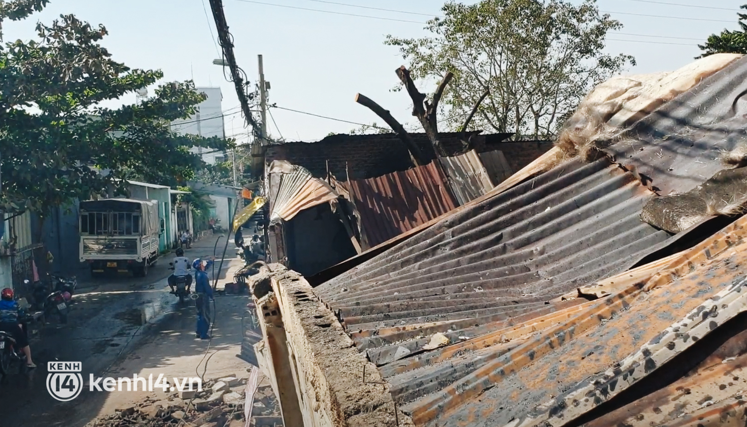 Ảnh: Hiện trường xưởng gỗ 1.000m2 bị đổ sập trong biển lửa, nhiều nhà dân bị cháy hư tường  - Ảnh 7.