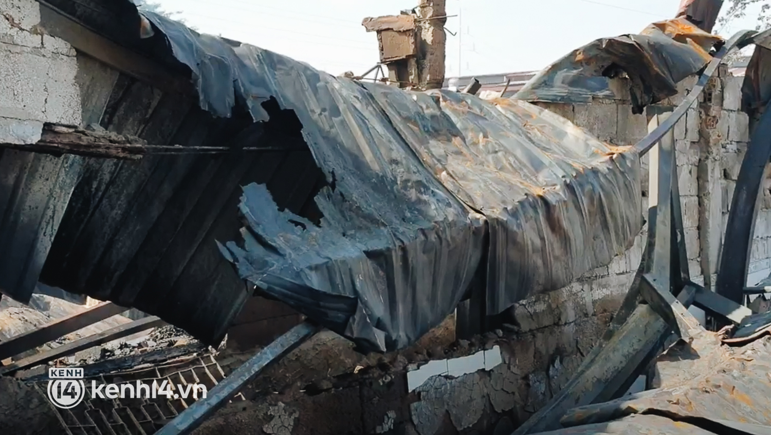 Ảnh: Hiện trường xưởng gỗ 1.000m2 bị đổ sập trong biển lửa, nhiều nhà dân bị cháy hư tường  - Ảnh 10.