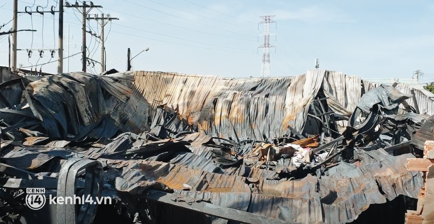Ảnh: Hiện trường xưởng gỗ 1.000m2 bị đổ sập trong biển lửa, nhiều nhà dân bị cháy hư tường  - Ảnh 2.