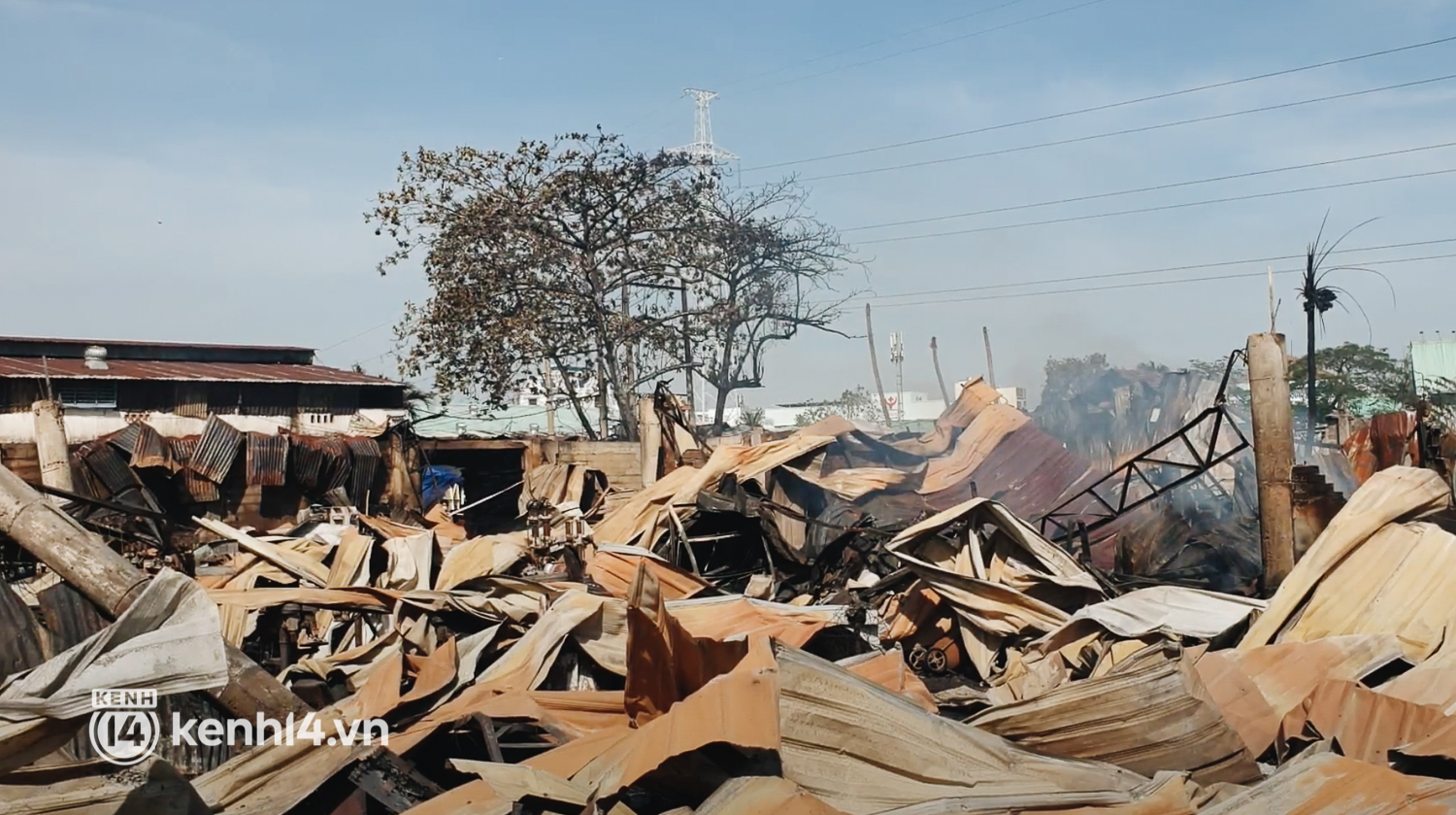Ảnh: Hiện trường xưởng gỗ 1.000m2 bị đổ sập trong biển lửa, nhiều nhà dân bị cháy hư tường  - Ảnh 4.