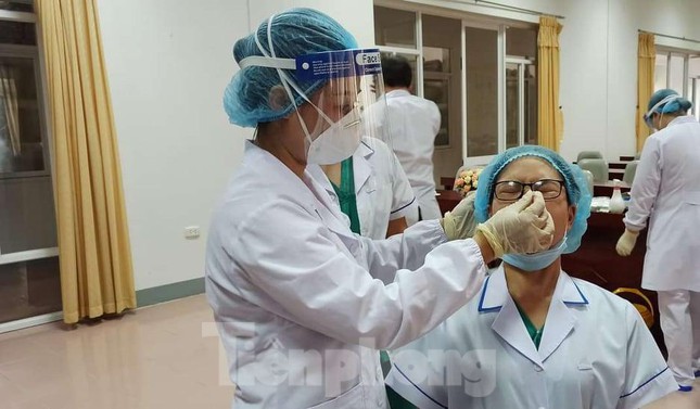 Phong tỏa một tầng, khẩn trương đối phó với ổ dịch COVID-19 phức tạp tại Bệnh viện Phụ sản Nam Định - Ảnh 3.