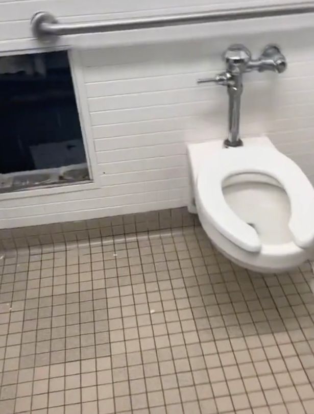 Phát hiện phòng bí mật trong nhà vệ sinh của trường, thanh niên có ngay video hơn 30 triệu lượt xem cùng trải nghiệm đầy rùng rợn - Ảnh 1.