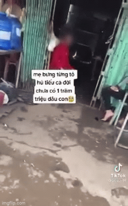 Xót xa người mẹ khóc nức nở khi nghịch tử dẫn chủ nợ về nhà: Bưng từng tô hủ tiếu kiếm từng cắc, lấy đâu 100 triệu trả người ta - Ảnh 2. Xót xa người mẹ khóc nức nở khi nghịch tử dẫn chủ nợ về nhà: Bưng từng tô hủ tiếu kiếm từng cắc, lấy đâu 100 triệu trả người ta - Ảnh 2.