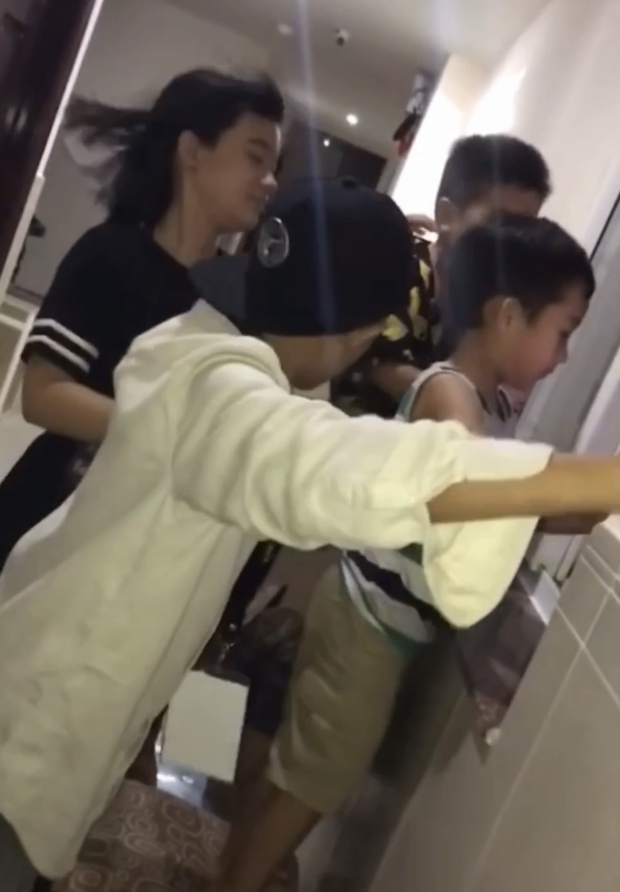 Hiếm hoi khoảnh khắc Hồ Văn cường xuất hiện vui vẻ bên cháu ngoại cố ca sĩ Phi Nhung - Ảnh 8. Hiếm hoi khoảnh khắc Hồ Văn cường xuất hiện vui vẻ bên cháu ngoại cố ca sĩ Phi Nhung - Ảnh 8.