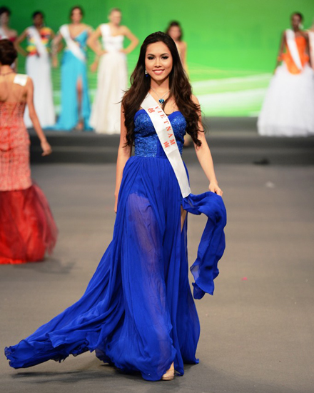 Fanpage Miss Universe Vietnam bị ném đá vì thiếu hiểu biết: Tâng bốc gà nhà, phủi bỏ công sức của 1 người đẹp? - Ảnh 2.