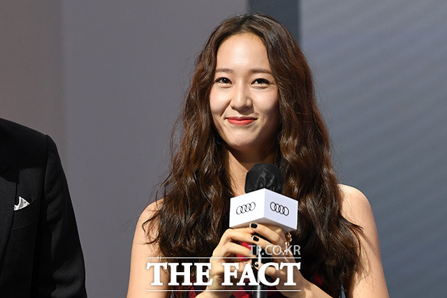 Krystal - Siwon hóa couple tài phiệt dự sự kiện, công chúa băng giá bị dìm kinh dị vì kẻ thù truyền kiếp của giới nghệ sĩ - Ảnh 8. Krystal - Siwon hóa couple tài phiệt dự sự kiện, công chúa băng giá bị dìm kinh dị vì kẻ thù truyền kiếp của giới nghệ sĩ - Ảnh 8.