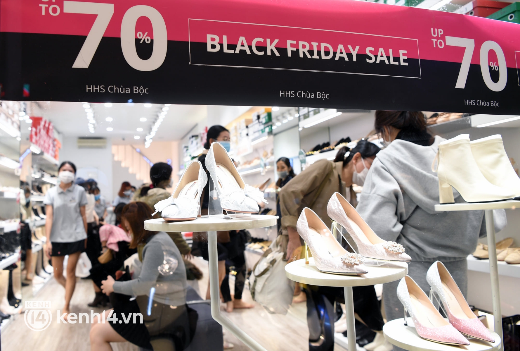 Phố thời trang Chùa Bộc - Phạm Ngọc Thạch ngày Black Friday: Cửa hàng thời trang đông đúc, shop mặt đường vắng hoe - Ảnh 1.