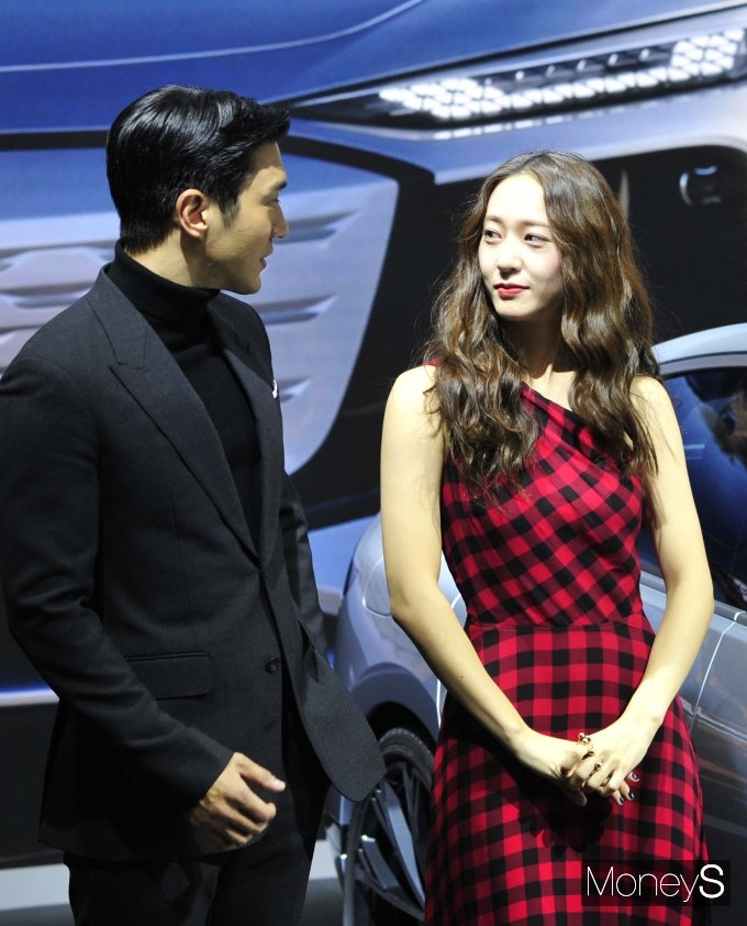 Krystal - Siwon hóa couple tài phiệt dự sự kiện, công chúa băng giá bị dìm kinh dị vì kẻ thù truyền kiếp của giới nghệ sĩ - Ảnh 6. Krystal - Siwon hóa couple tài phiệt dự sự kiện, công chúa băng giá bị dìm kinh dị vì kẻ thù truyền kiếp của giới nghệ sĩ - Ảnh 6.