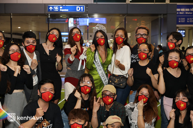 Kim Duyên được dàn mỹ nhân tiễn đi thi Miss Universe nhưng 1 nhân vật quan trọng lại vắng mặt! - Ảnh 2. Kim Duyên được dàn mỹ nhân tiễn đi thi Miss Universe nhưng 1 nhân vật quan trọng lại vắng mặt! - Ảnh 2.