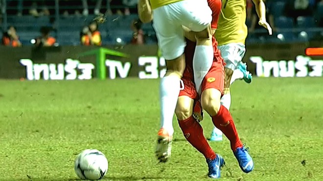 Dính chấn thương nặng, hậu vệ Thái Lan từng chơi xấu với Công Phượng bỏ lỡ AFF Cup - Ảnh 2.