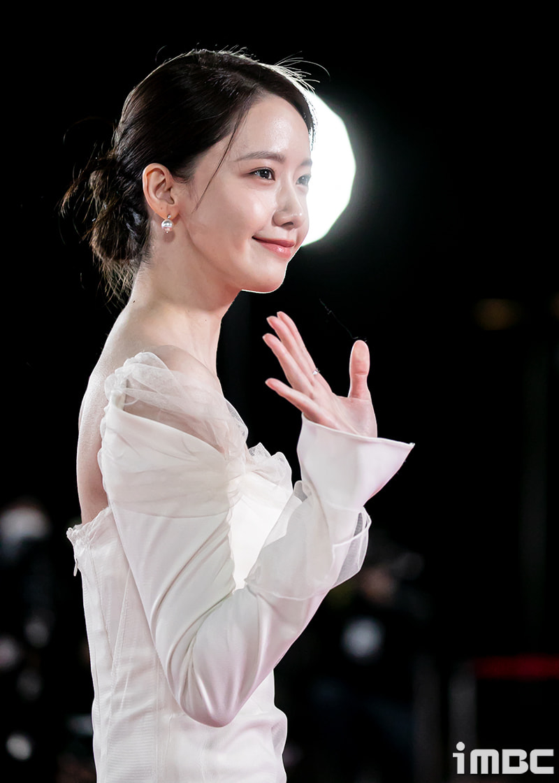 Yoona hóa cô dâu lộng lẫy trên siêu thảm đỏ Rồng Xanh, visual xinh ngất nhưng bộ đầm lại bóc sạch 3 vòng thẳng đuột - Ảnh 4.