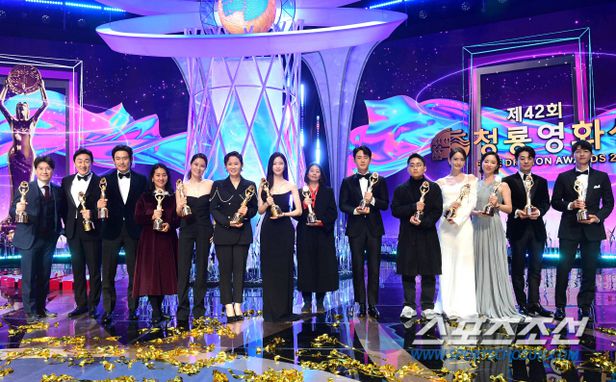 Kết quả lễ trao giải Rồng Xanh 2021: Song Joong Ki và tình tin đồn cùng chiến thắng, phim xuất sắc nhất làm cả thiên hạ ngỡ ngàng - Ảnh 1.