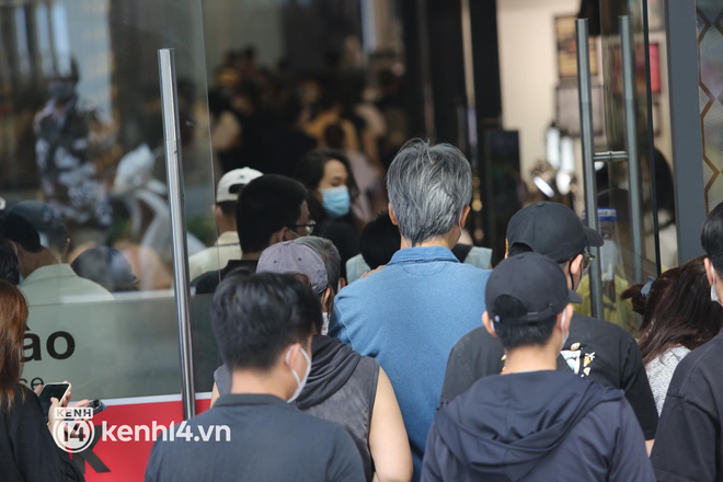Người Sài Gòn mua sắm Black Friday ngay lúc này: Các TTTM đông đúc, một gia đình mua 10 túi xách hàng hiệu với giá chỉ 8 triệu - Ảnh 7.