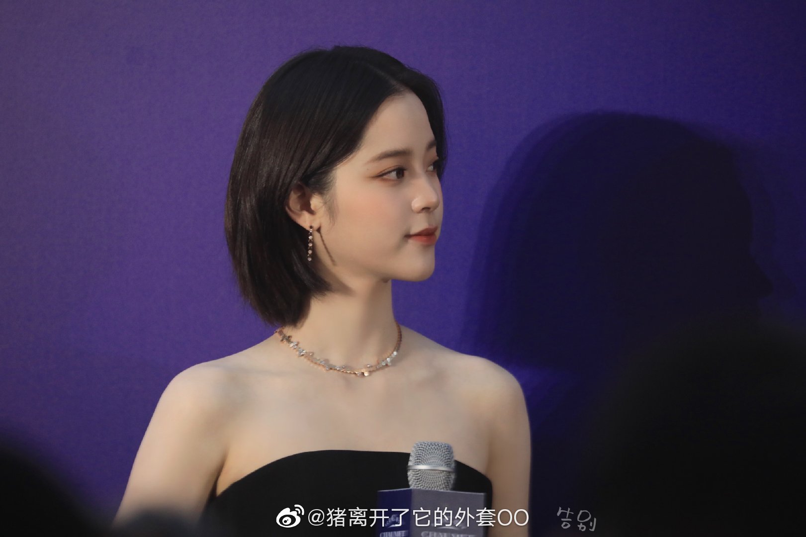 1 mỹ nhân khiến cả Cbiz ngẩn ngơ tối qua vì loạt ảnh team qua đường chụp: Visual như tượng tạc, chấp luôn camera thường - Ảnh 2. 1 mỹ nhân khiến cả Cbiz ngẩn ngơ tối qua vì loạt ảnh team qua đường chụp: Visual như tượng tạc, chấp luôn camera thường - Ảnh 2.