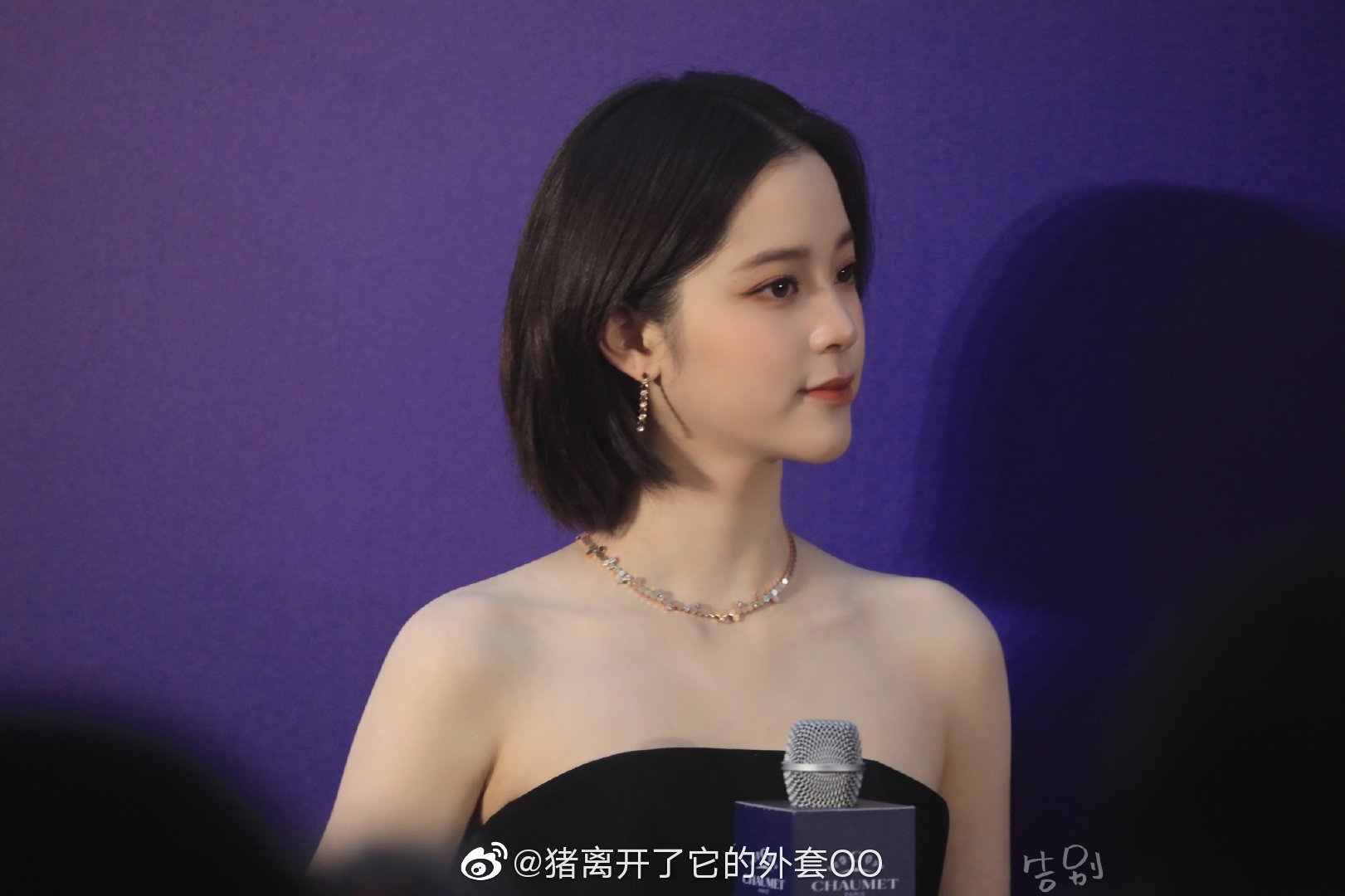1 mỹ nhân khiến cả Cbiz ngẩn ngơ tối qua vì loạt ảnh team qua đường chụp: Visual như tượng tạc, chấp luôn camera thường - Ảnh 3. 1 mỹ nhân khiến cả Cbiz ngẩn ngơ tối qua vì loạt ảnh team qua đường chụp: Visual như tượng tạc, chấp luôn camera thường - Ảnh 3.
