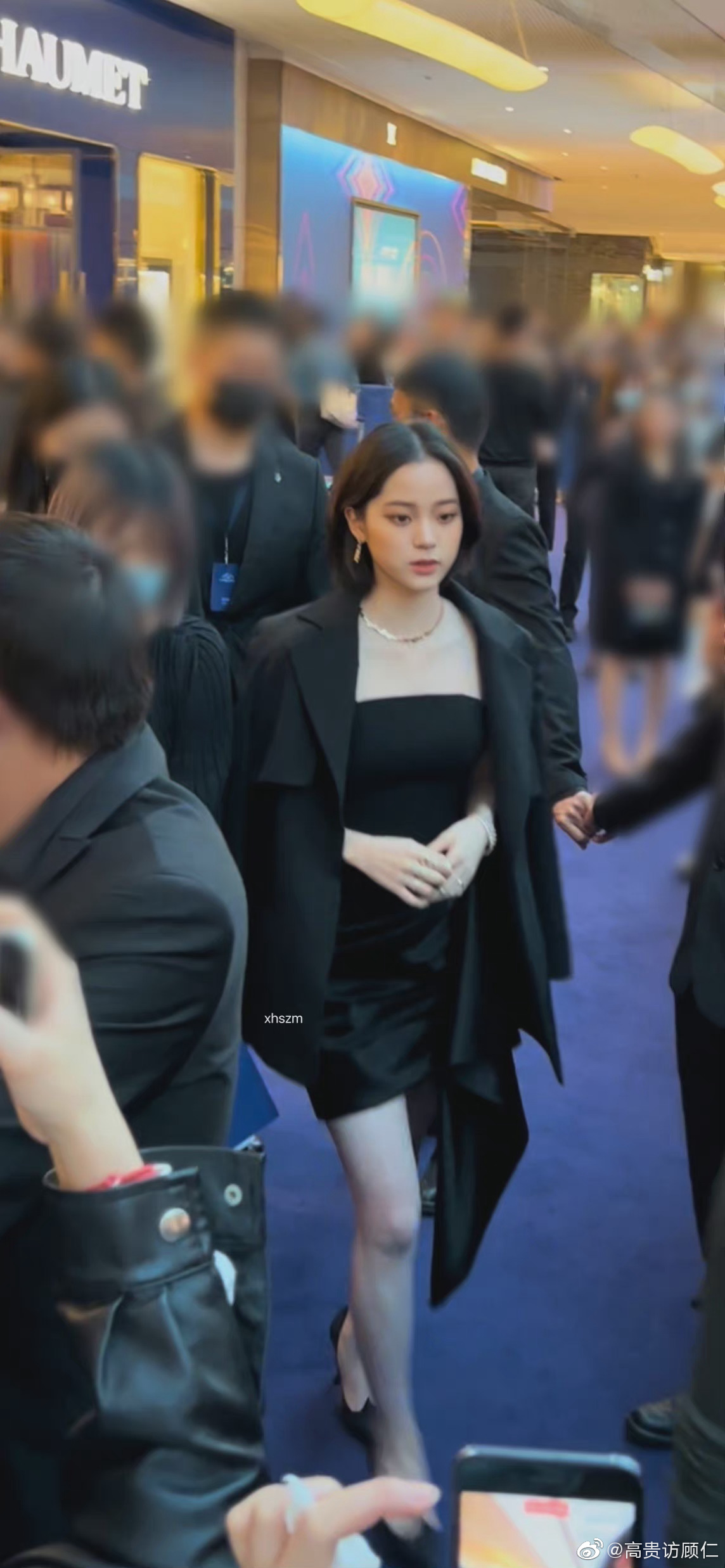 1 mỹ nhân khiến cả Cbiz ngẩn ngơ tối qua vì loạt ảnh team qua đường chụp: Visual như tượng tạc, chấp luôn camera thường - Ảnh 5. 1 mỹ nhân khiến cả Cbiz ngẩn ngơ tối qua vì loạt ảnh team qua đường chụp: Visual như tượng tạc, chấp luôn camera thường - Ảnh 5.