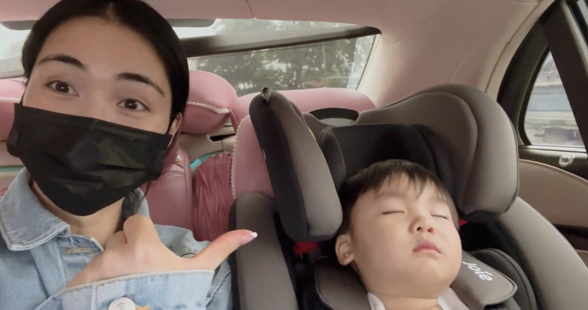 Xúc động khoảnh khắc con trai Hoà Minzy hội ngộ bà ngoại sau hơn nửa năm xa cách, một câu nói ngọt ngào gây đốn tim - Ảnh 3. Xúc động khoảnh khắc con trai Hoà Minzy hội ngộ bà ngoại sau hơn nửa năm xa cách, một câu nói ngọt ngào gây đốn tim - Ảnh 3.
