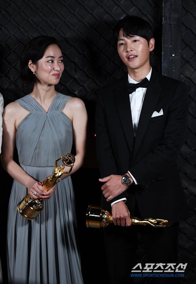 Mặc vợ cũ Song Hye Kyo “ám muội” với tình màn ảnh, Song Joong Ki cũng chủ động thân mật với bạn gái tin đồn ngay tại Rồng Xanh - Ảnh 5. Mặc vợ cũ Song Hye Kyo “ám muội” với tình màn ảnh, Song Joong Ki cũng chủ động thân mật với bạn gái tin đồn ngay tại Rồng Xanh - Ảnh 5.