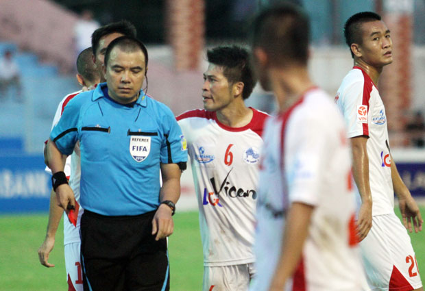 Trọng tài Việt Nam bị tấn công & màn ăn cắp trứng gà gây tranh cãi trong lịch sử AFF Cup - Ảnh 3.