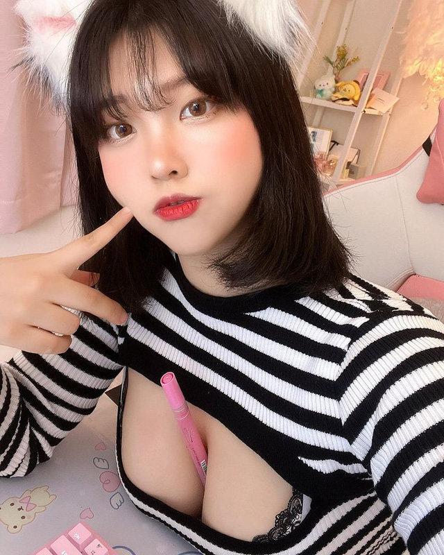 Hết Tự Vén Áo Khoe Ngực Rồi Lại Thực Hiện Màn Cosplay Quá Táo Bạo, Nữ  Streamer Xinh Đẹp Làm Tất Cả Chỉ Để Bán Ảnh 18+