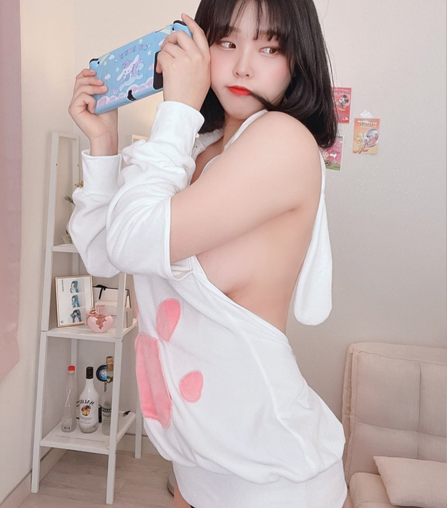 Hết tự vén áo khoe ngực rồi lại thực hiện màn cosplay quá táo bạo, nữ streamer xinh đẹp làm tất cả chỉ để bán ảnh 18+ - Ảnh 2.