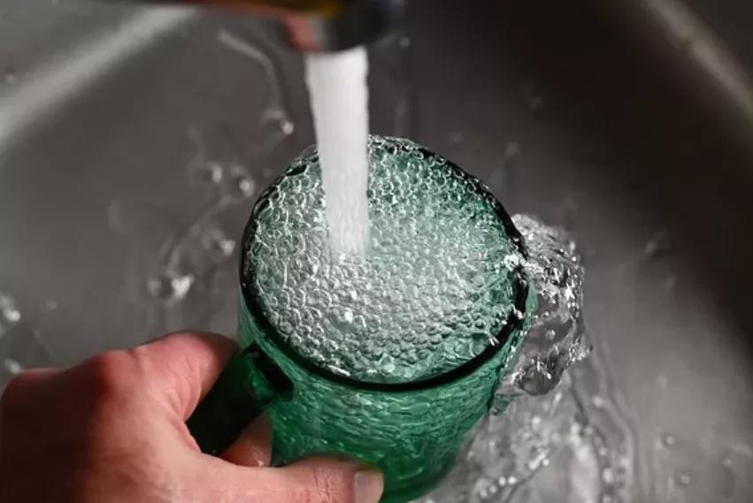 5 loại nước uống thường xuyên có thể gây ngộ độc, tạo sỏi, thậm chí gây ung thư mà nhà nào cũng có và sử dụng hàng ngày - Ảnh 3.
