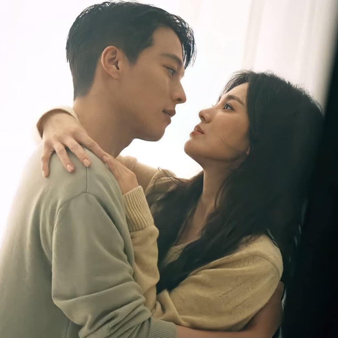 Song Hye Kyo lại lộ khuyết điểm già thấy rõ so với trai trẻ, visual hậu trường khác hẳn trên phim? - Ảnh 5.