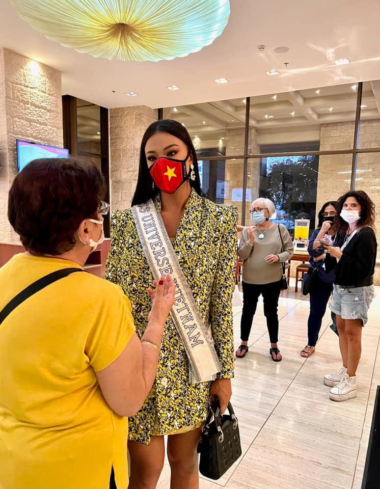 Kim Duyên ngày đầu nhập cuộc Miss Universe: Lên đồ hở bạo khoe vòng 1 khủng, tay cầm túi 100 triệu chặt đối thủ - Ảnh 2.