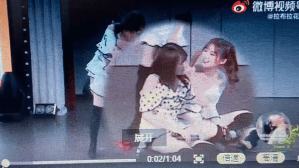 Hai thành viên nhóm nữ Trung Quốc hẹn hò: Hôn nhau trên sân khấu, cử chỉ mờ ám thế này mà fan có mắt như mù bấy lâu nay! - Ảnh 7.
