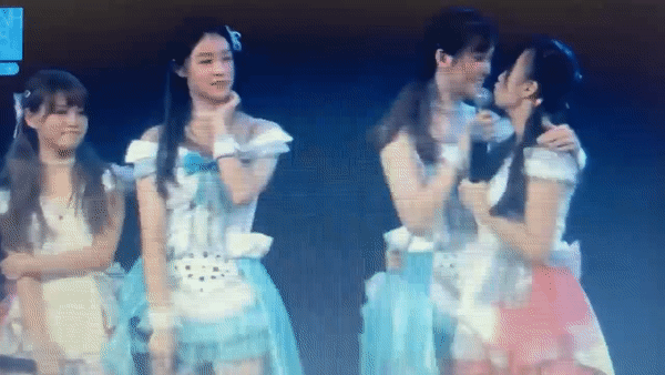 Hai thành viên nhóm nữ Trung Quốc hẹn hò: Hôn nhau trên sân khấu, cử chỉ mờ ám thế này mà fan có mắt như mù bấy lâu nay! - Ảnh 5.