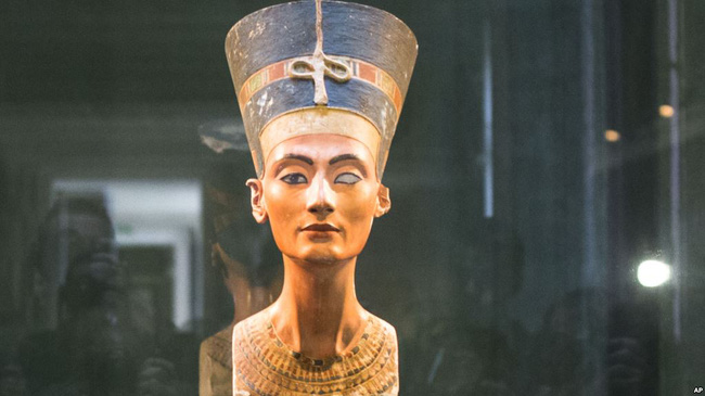 Tìm thấy tượng bán thân một mắt tại thành phố bị lãng quên, nhóm khảo cổ mở ra bí ẩn về nữ Chúa xinh đẹp nhất lịch sử - Ảnh 1.