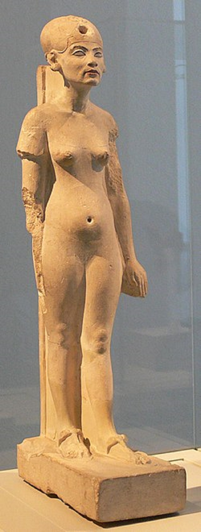 Tìm thấy tượng bán thân một mắt tại thành phố bị lãng quên, nhóm khảo cổ mở ra bí ẩn về nữ Chúa xinh đẹp nhất lịch sử - Ảnh 3.