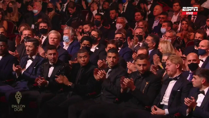 Khoảnh khắc xúc động ở gala QBV 2021: Đội trưởng Đan Mạch được các siêu sao vỗ tay tri ân suốt 30 giây vì hành động cứu mạng Eriksen - Ảnh 1. Khoảnh khắc xúc động ở gala QBV 2021: Đội trưởng Đan Mạch được các siêu sao vỗ tay tri ân suốt 30 giây vì hành động cứu mạng Eriksen - Ảnh 1.