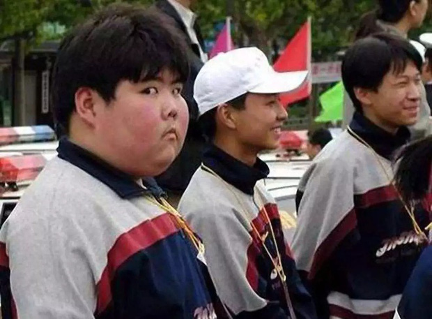 Nam sinh mũm mĩm là hiện tượng meme hot nhất MXH 18 năm trước: Vô tình lọt khung ảnh mà đời lên hương, ngoại hình hiện tại hiếm ai nhận ra - Ảnh 1. Nam sinh mũm mĩm là hiện tượng meme hot nhất MXH 18 năm trước: Vô tình lọt khung ảnh mà đời lên hương, ngoại hình hiện tại hiếm ai nhận ra - Ảnh 1.