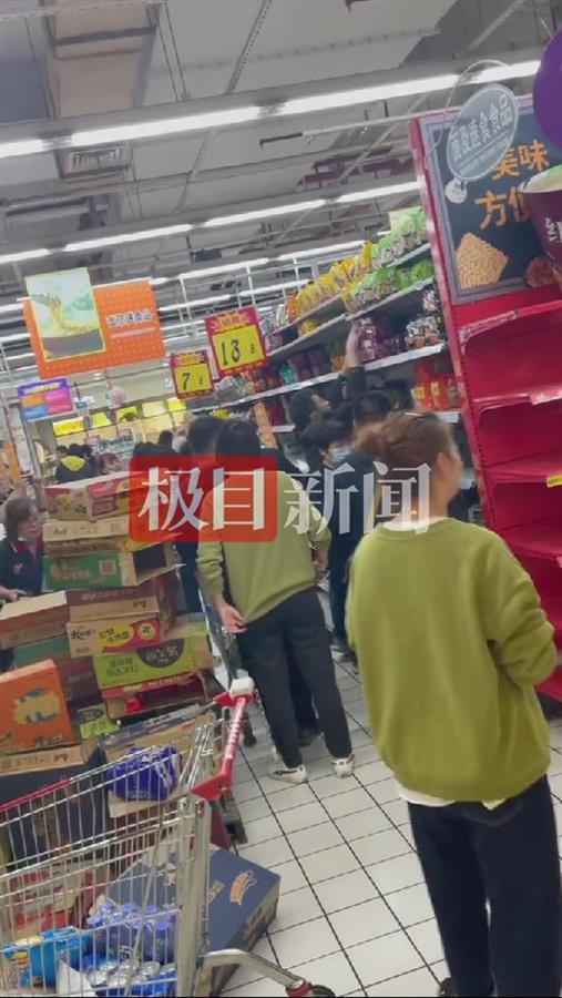 Siêu thị Trung Quốc tắc nghẽn vì dân hoảng loạn như ngày tận thế: Có người mua 300kg gạo - Ảnh 2.