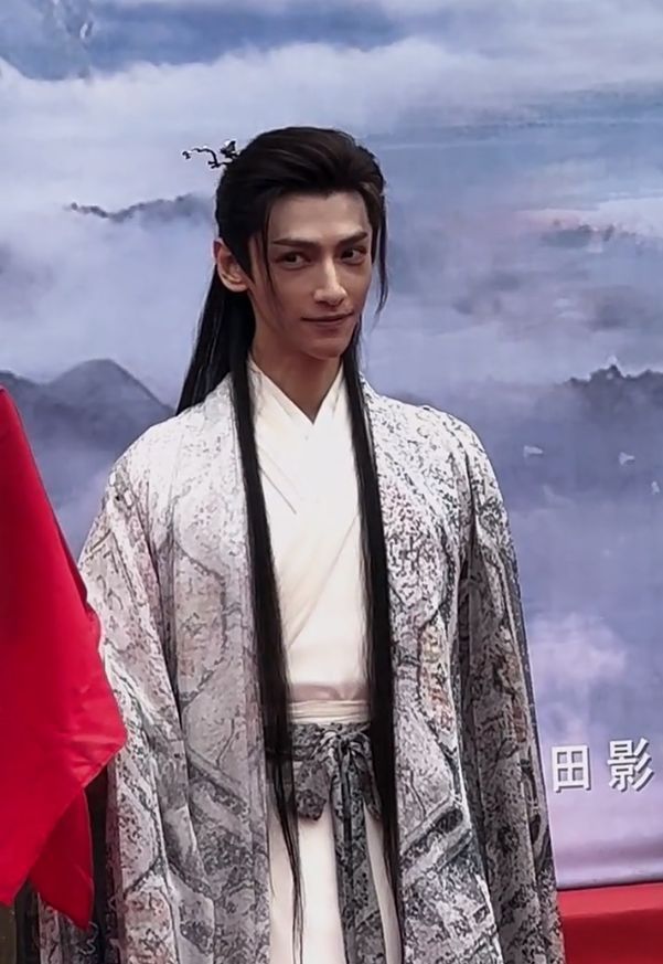 La V&acirc;n Hi k&eacute;m sắc thảm thương ở ảnh chưa qua chỉnh sửa, hốc mắt trũng s&acirc;u &aacute;m ảnh kh&aacute;c xa poster phim ti&ecirc;n kh&iacute; - Ảnh 4.