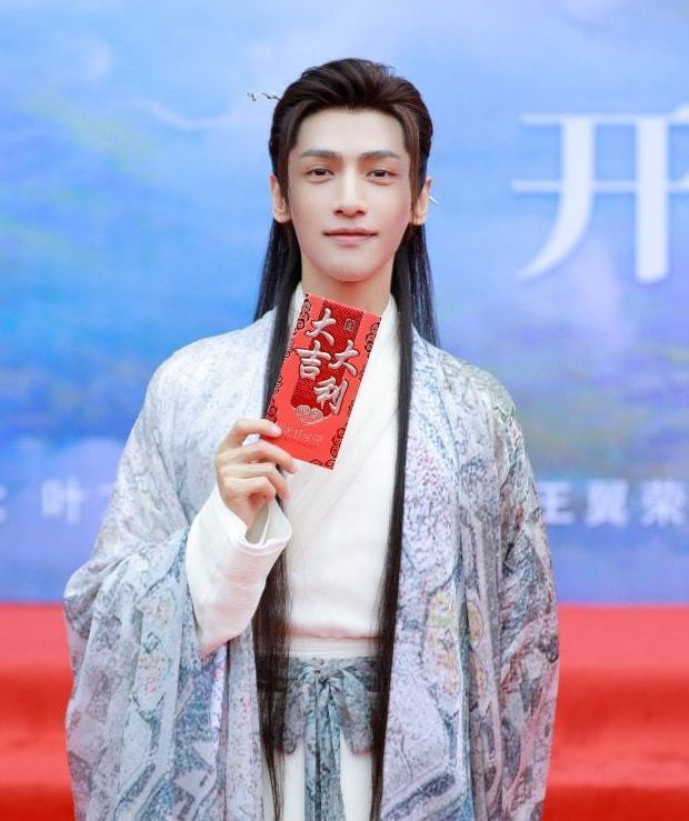 La V&acirc;n Hi k&eacute;m sắc thảm thương ở ảnh chưa qua chỉnh sửa, hốc mắt trũng s&acirc;u &aacute;m ảnh kh&aacute;c xa poster phim ti&ecirc;n kh&iacute; - Ảnh 6.