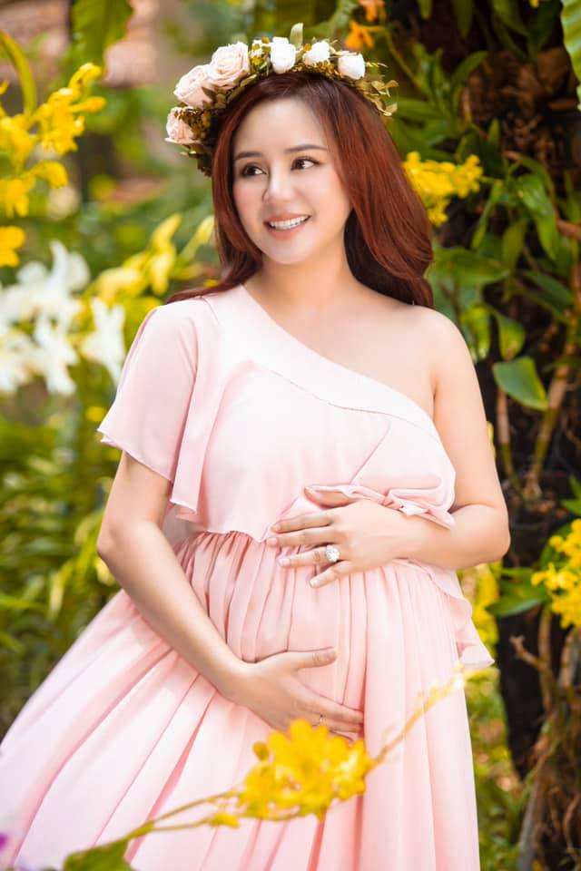 Chuyện hoa hậu Đặng Thu Thảo ăn giấy trong vô thức và vết thương của loạt mẹ bỉm Vbiz hậu mang thai: Điều gì giúp họ vượt qua? - Ảnh 4. Chuyện hoa hậu Đặng Thu Thảo ăn giấy trong vô thức và vết thương của loạt mẹ bỉm Vbiz hậu mang thai: Điều gì giúp họ vượt qua? - Ảnh 4.