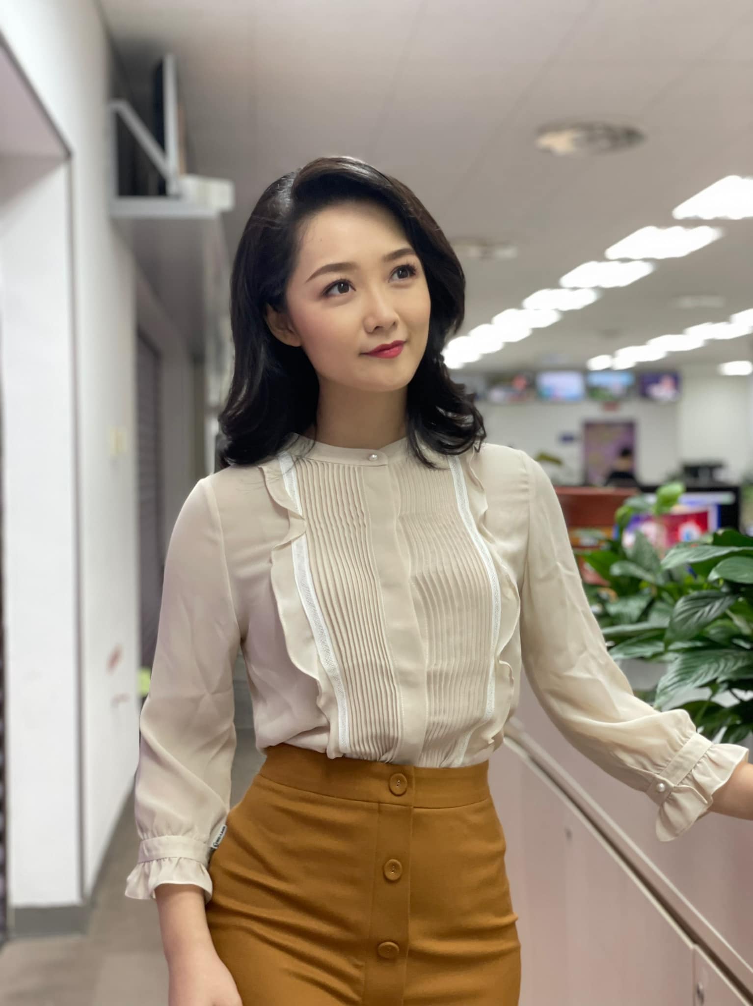 Ban Thời sự VTV có một BTV cực xinh, từng là đối thủ của Hoa hậu Mai Phương Thuý, đã vậy còn đóng 1 loạt phim rồi! - Ảnh 3. Ban Thời sự VTV có một BTV cực xinh, từng là đối thủ của Hoa hậu Mai Phương Thuý, đã vậy còn đóng 1 loạt phim rồi! - Ảnh 3.