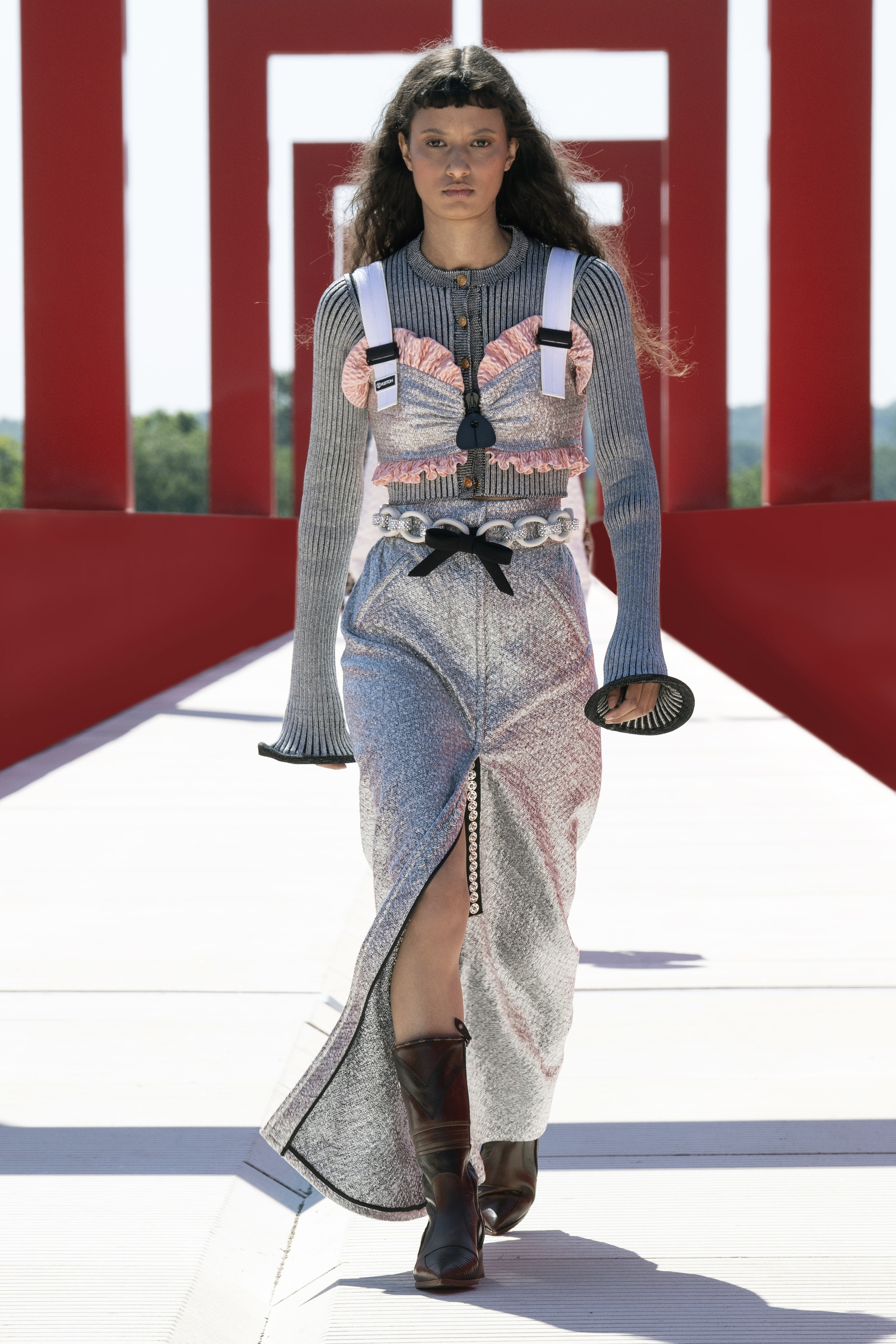 BST Louis Vuitton Cruise 2022: Những ý niệm tới từ tương lai, niềm hân hoan và tinh thần viễn du rực cháy - Ảnh 2.