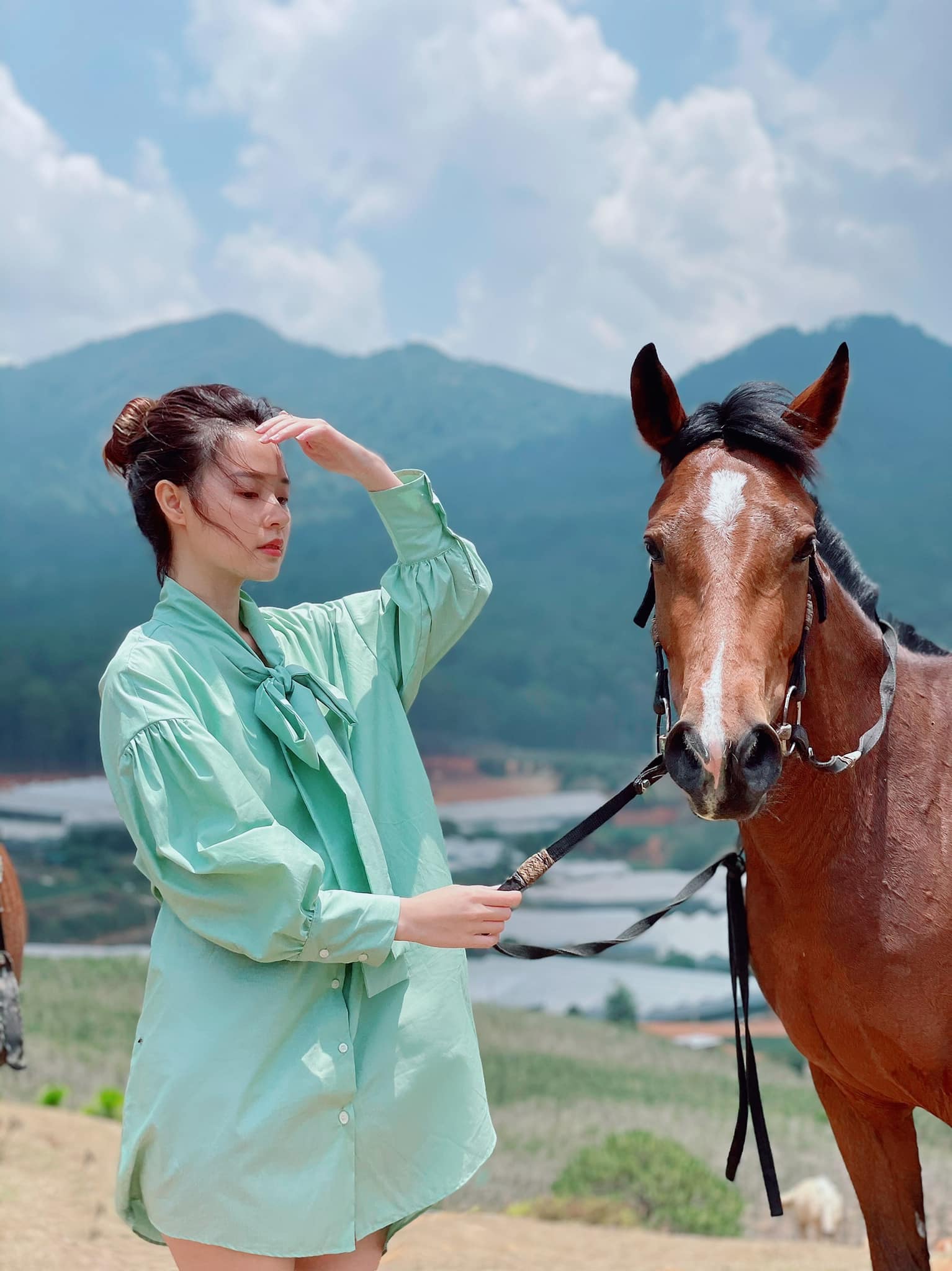 Cô giáo lạ lùng: Midu đi chấm thi mà lên đồ... như cưỡi ngựa! - Ảnh 3.