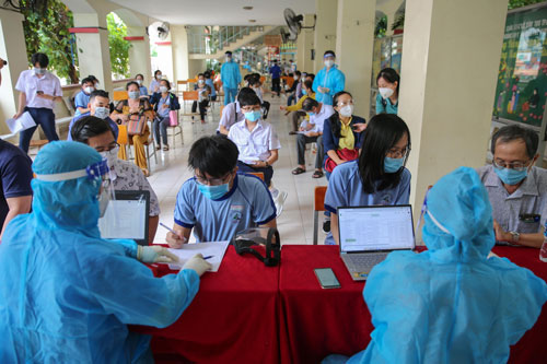 Diễn biến dịch ngày 7/11: Nhiều tỉnh tái lập chốt kiểm soát, tăng cấp độ phòng dịch; Huyện duy nhất ở Hà Nội cho học sinh đi học trực tiếp thế nào? - Ảnh 1.