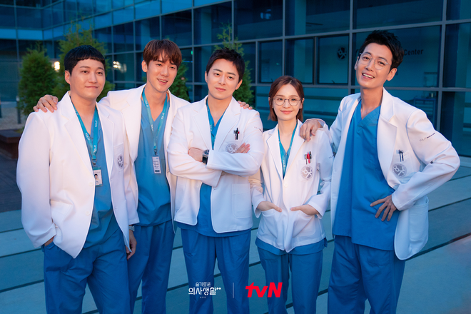 Hospital Playlist 2 tự dưng lọt top 10 phim Hàn dở nhất năm, netizen sôi máu chê thì tự đóng phim mà xem - Ảnh 3.