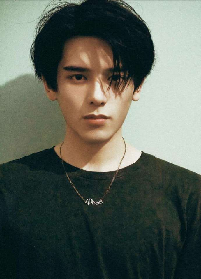 Netizen “ném đá” Đông Hoa Đế Quân bản fake “phèn chua”, tiếc hùi hụi nhan sắc mỹ nam đẹp nhất Produce bản Trung! - Ảnh 6. Netizen “ném đá” Đông Hoa Đế Quân bản fake “phèn chua”, tiếc hùi hụi nhan sắc mỹ nam đẹp nhất Produce bản Trung! - Ảnh 6.