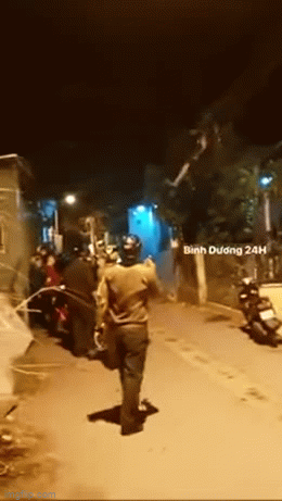 Clip: Nam thanh niên 2 giờ sáng hóa người nhện đu dây điện khiến làng xóm náo loạn - Ảnh 2. Clip: Nam thanh niên 2 giờ sáng hóa người nhện đu dây điện khiến làng xóm náo loạn - Ảnh 2.