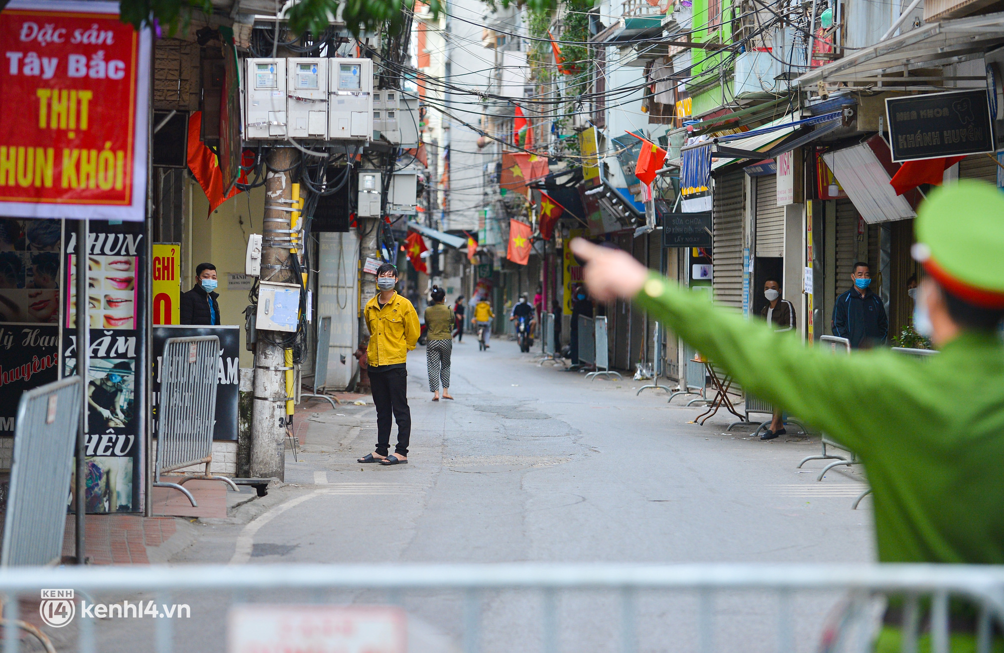 Hà Nội: Cận cảnh phong toả khu vực phát hiện ổ dịch mới 50 F0 tại một phường - Ảnh 8.