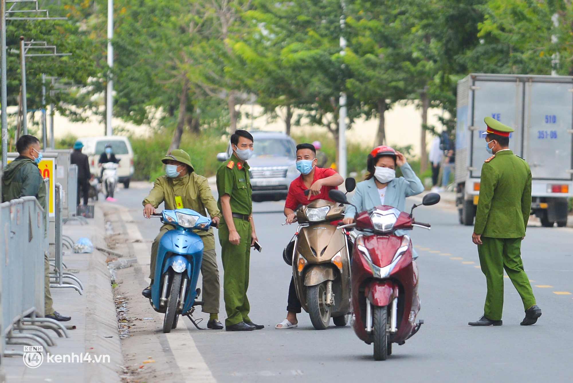 Hà Nội: Cận cảnh phong toả khu vực phát hiện ổ dịch mới 50 F0 tại một phường - Ảnh 14.
