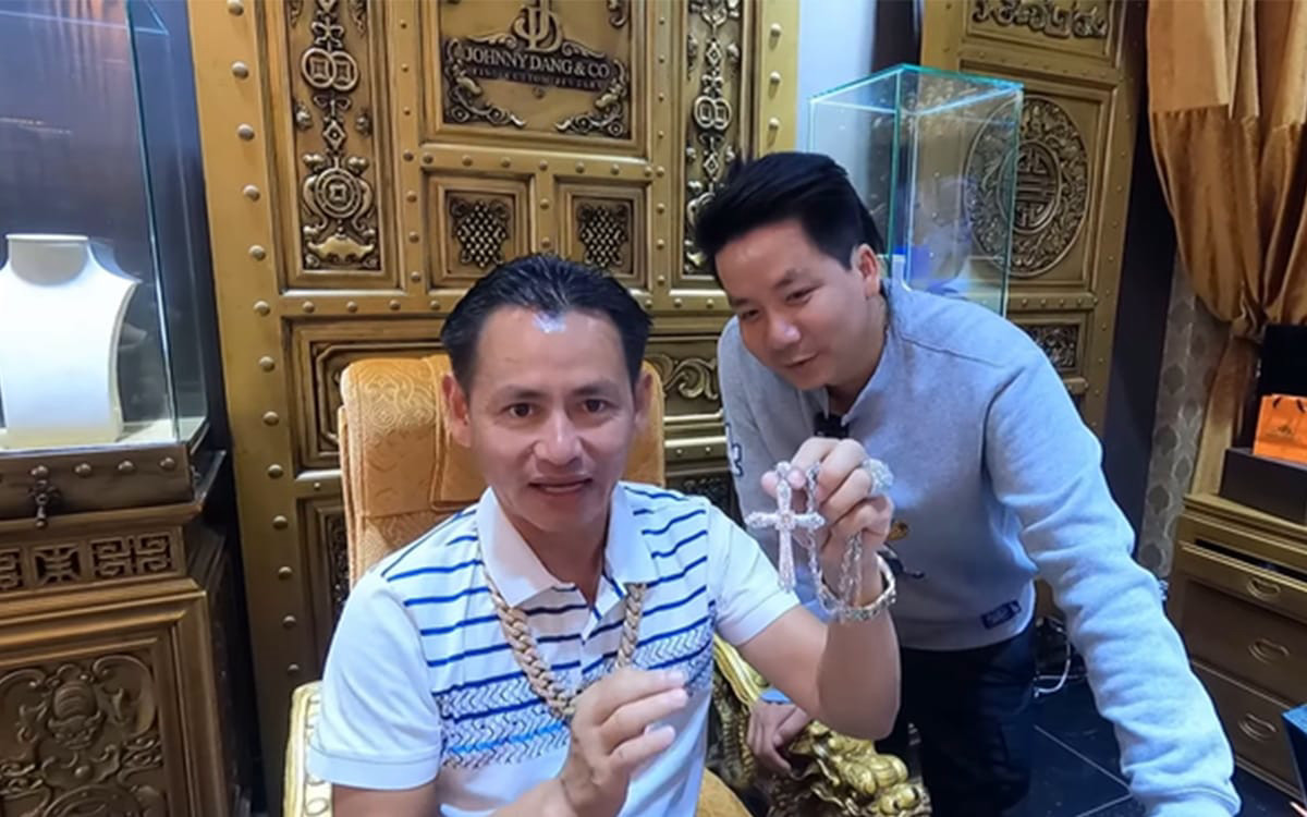 Johnny Đặng bất ngờ bị tấn c&ocirc;ng giữa ồn &agrave;o cạch mặt Khoa Pug, h&agrave;nh động đặc biệt g&acirc;y phẫn nộ - Ảnh 1.