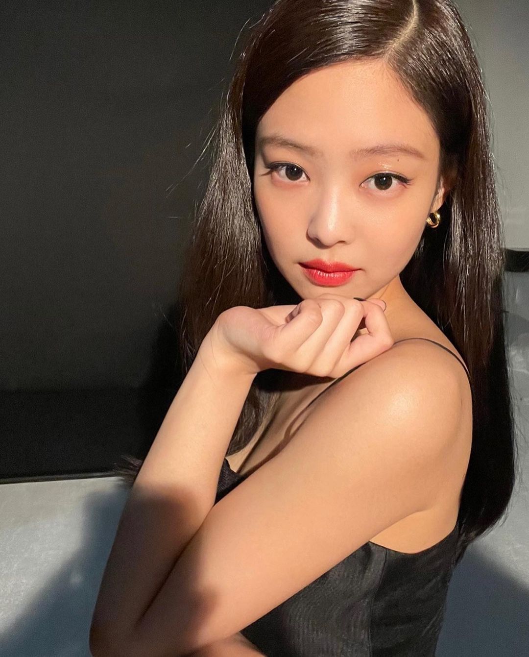 Jennie thả 6 ảnh hậu trường không PTS giữa lúc cách ly: Chắc minh tinh cũng phải xin thua combo mặt đẹp điên đảo, ngực tròn vai móc áo này