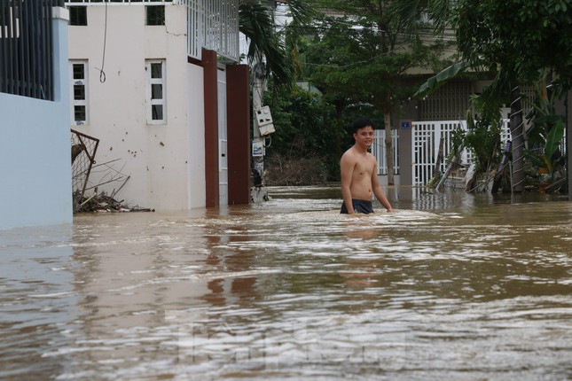 Lũ dâng cao hơn 2m, nhiều khu vực ở Nha Trang chìm trong biển nước - Ảnh 2.